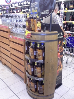 Półbeczka olchowa z toperem metalowym na whisky stand , display , ekspozytor